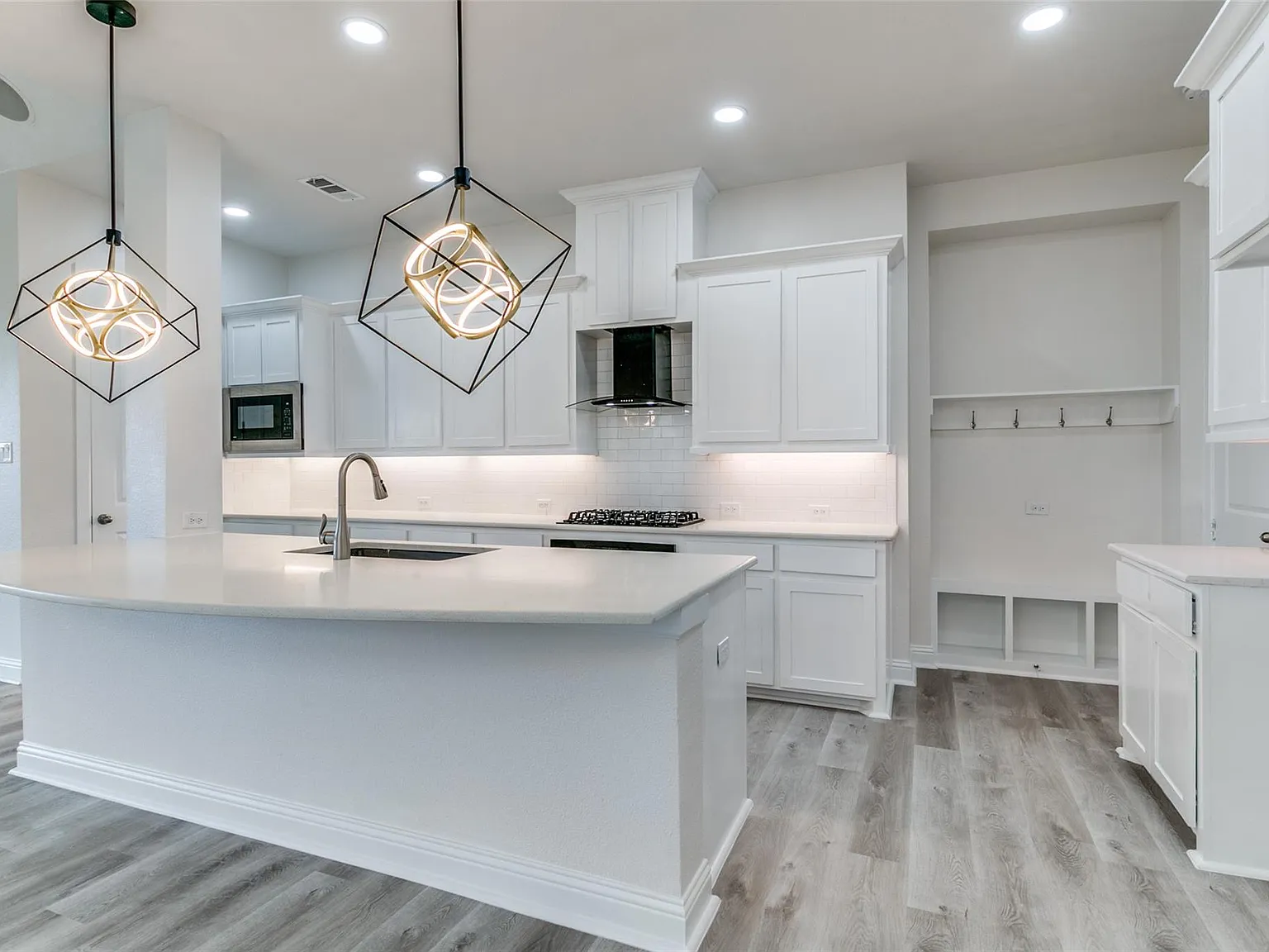 4 bed, 2413 sqft, $3,899 — Photo 4