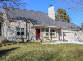 W9132 Red Feather Dr, Cambridge, WI 53523