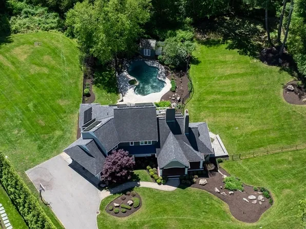 121 Pond St, Hopkinton, MA 01748