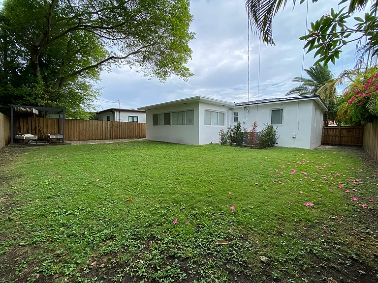 3250 SW 18th Ter — Photo 15