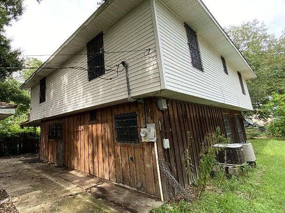 3rd image of 1831 Broadmoor Dr
