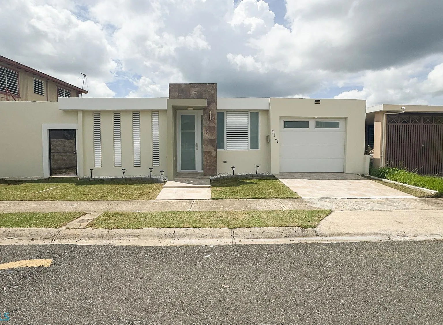 3 bed, 2.0 bath, 2089 sqft, $1,350 — Photo 1