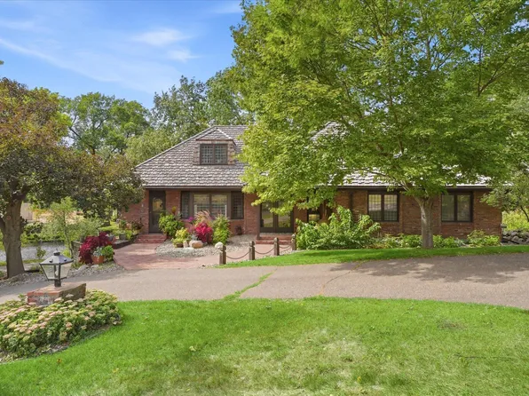 101 Ardmore Dr, Golden Valley, MN 55422