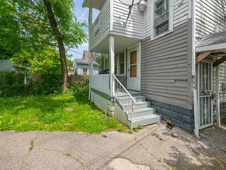 2828 E 125th St #D — Photo 32