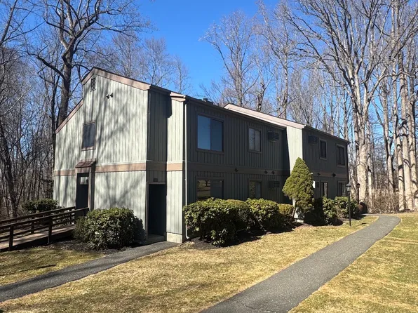 8 Tulip Tree Circle #61, Brookfield, CT 06804