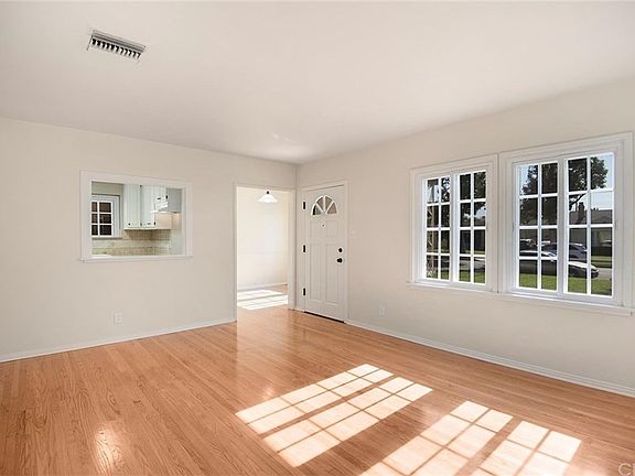 3rd image of 1901 N Kenwood St