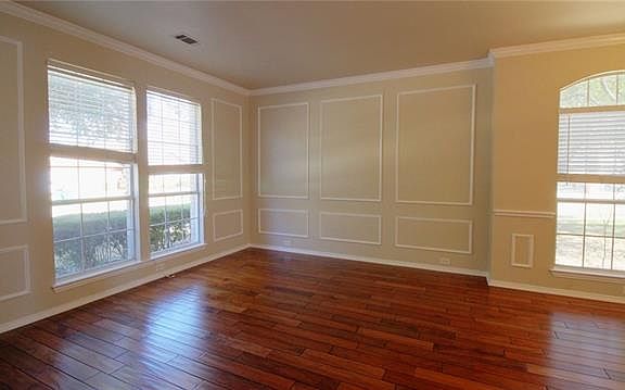 2nd image of 2801 Glen Hollow Dr
