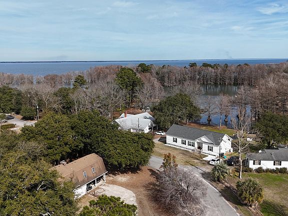 3rd image of 323 Knott Dr