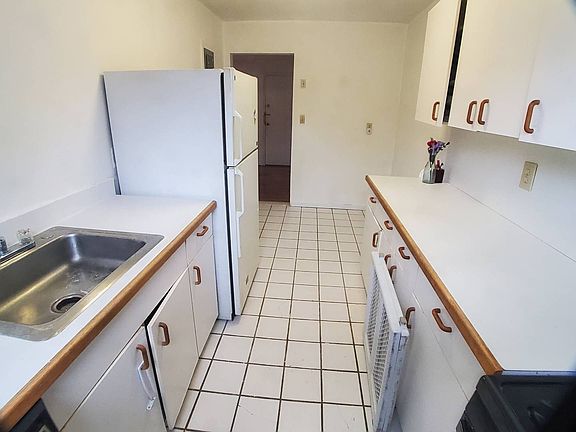 5th image of 268-22 81 Avenue 1 Floor 239A