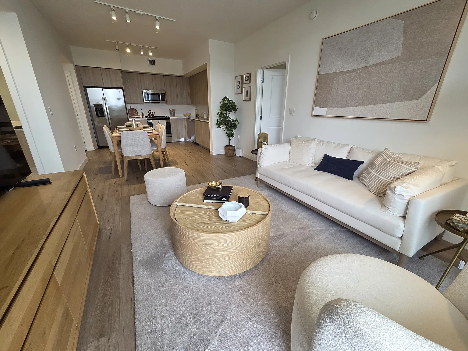 2 bed, 981 sqft, $2,539 — Photo 2