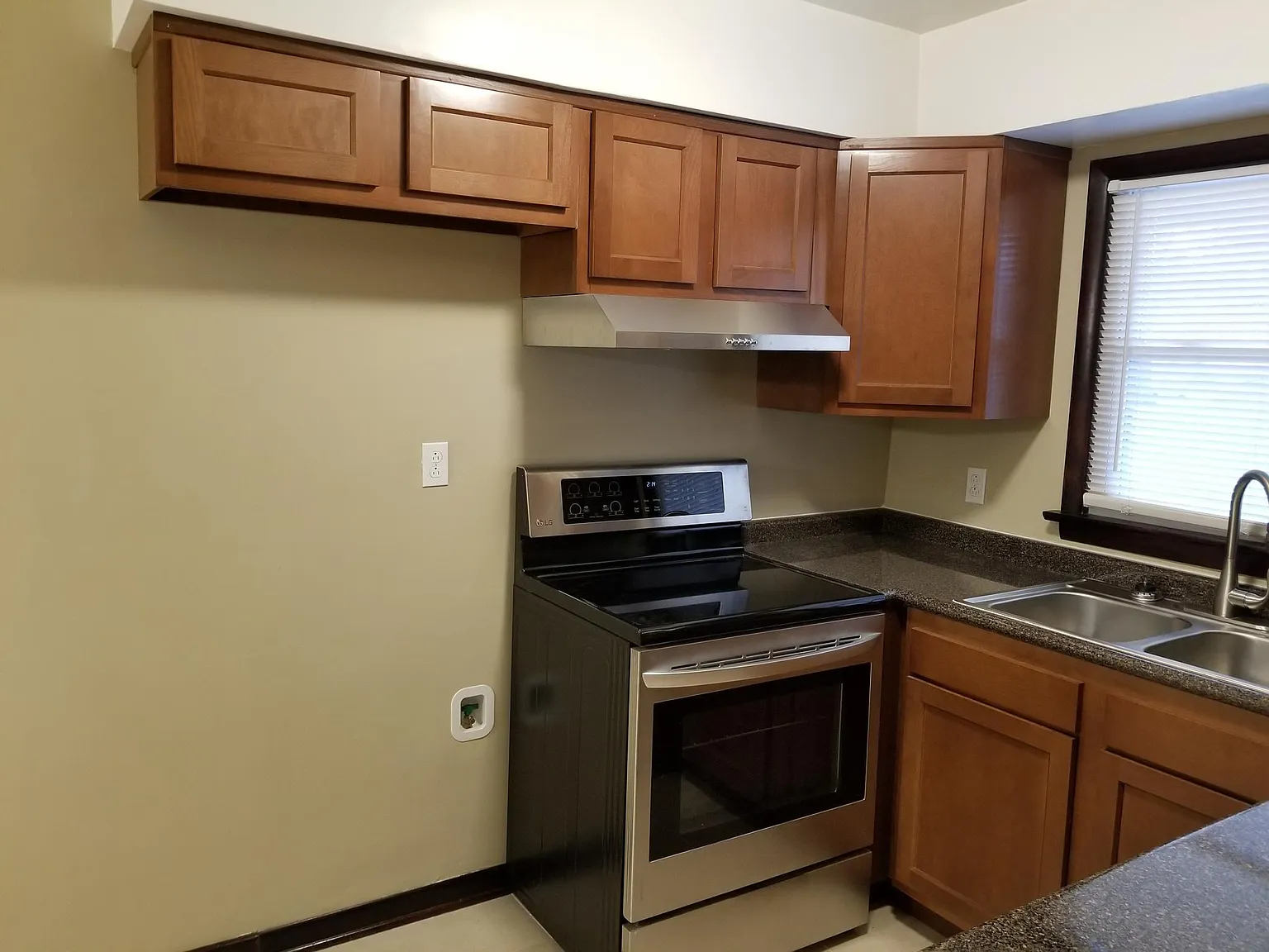 2 bed, 880 sqft, $1,600 — Photo 3