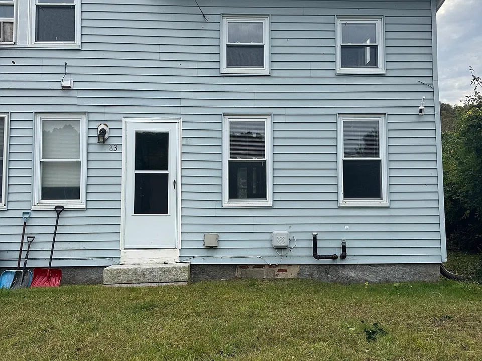 83 River St