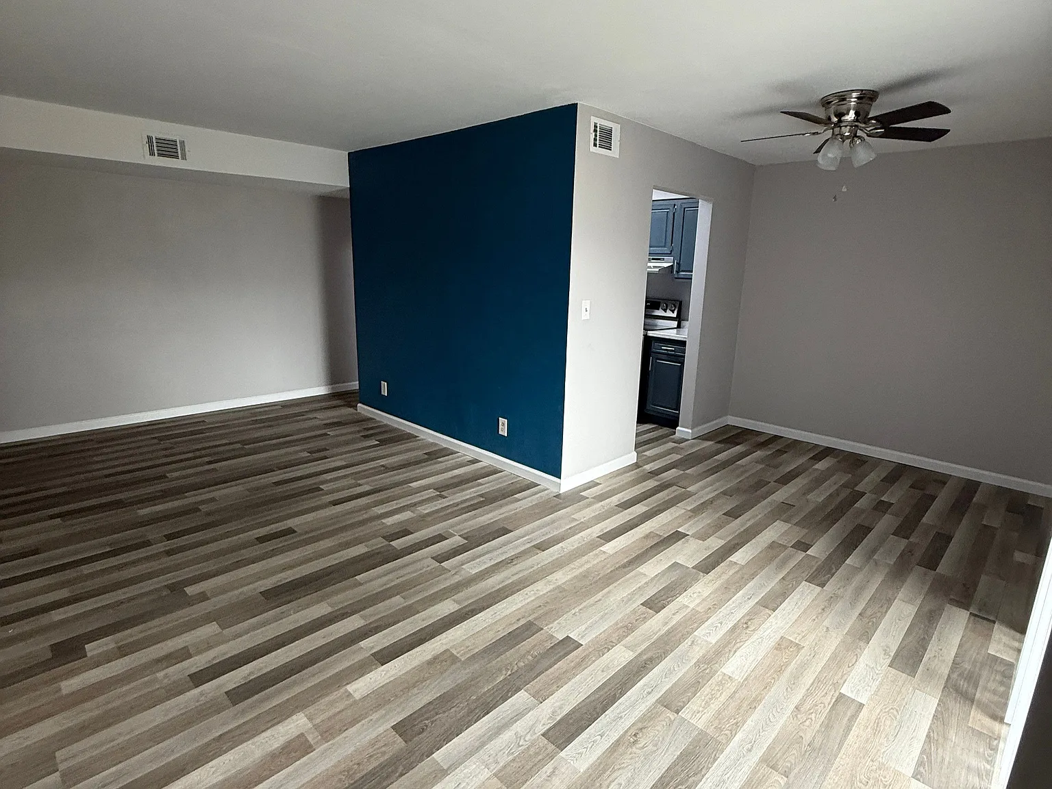 Stylish Two Bedroom — Photo 4