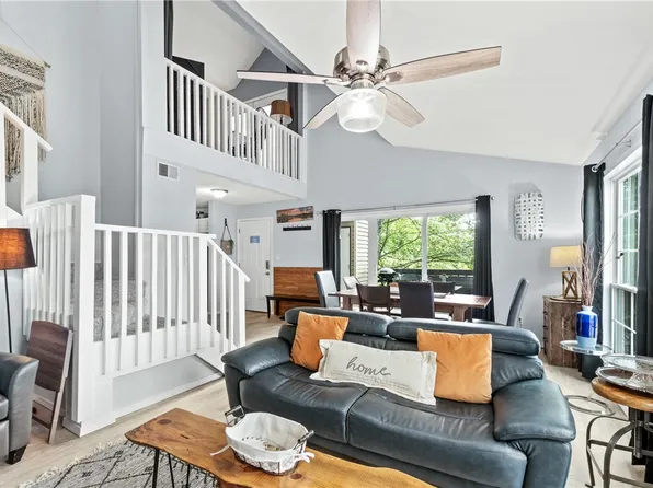 27 Oak Point Dr, Holiday Island, AR 72631