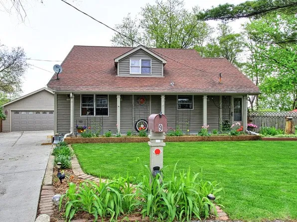 9 Arlington Ln, Fox Lake, IL 60020