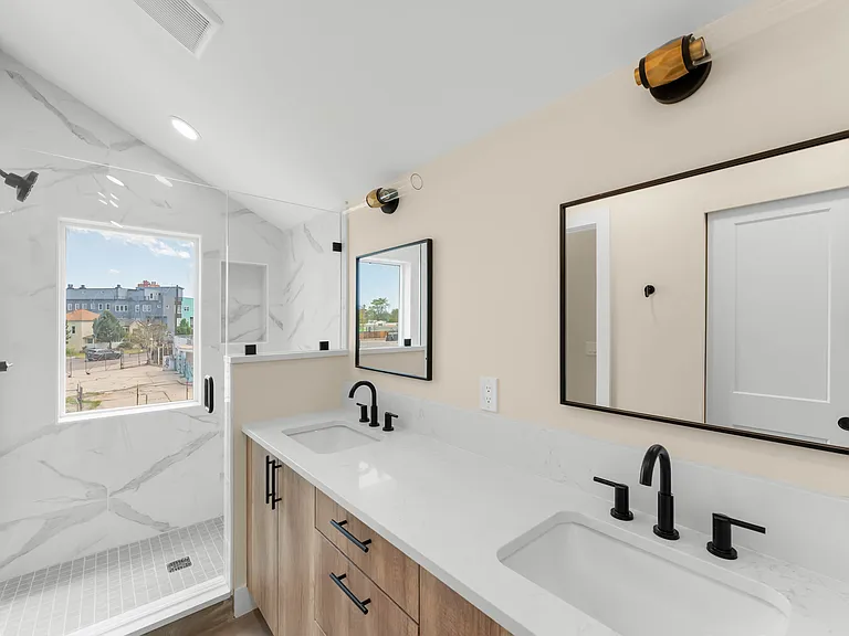 3463 Lawrence St — Photo 15