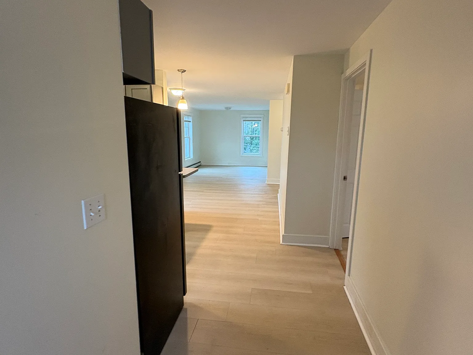 3 bed, 1000 sqft, $2,200 — Photo 2