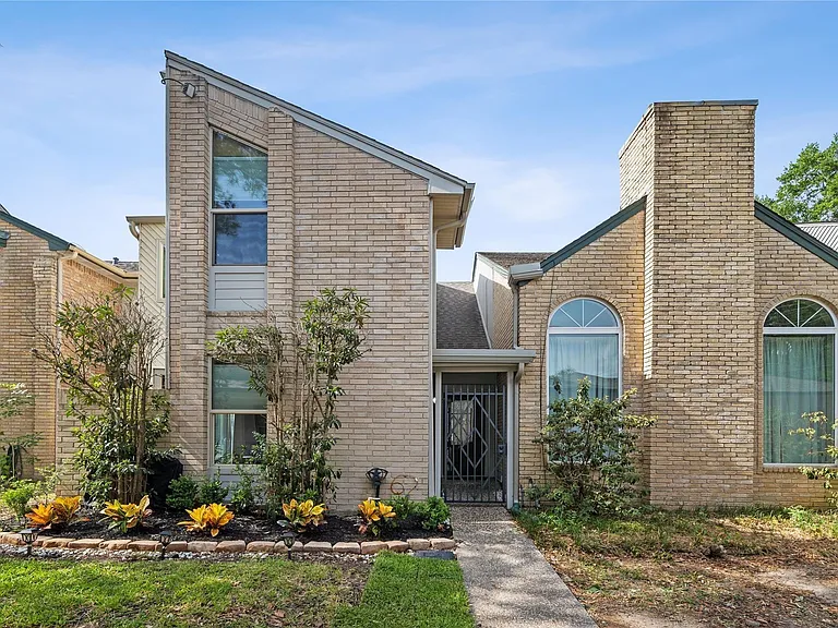 656 N Eldridge Pkwy — Photo 2