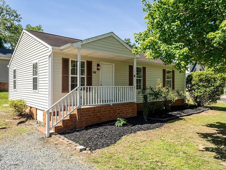 830 Oxford Ln — Photo 1