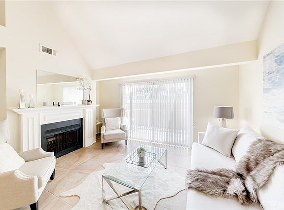 3rd image of 810 Baker St APT 210