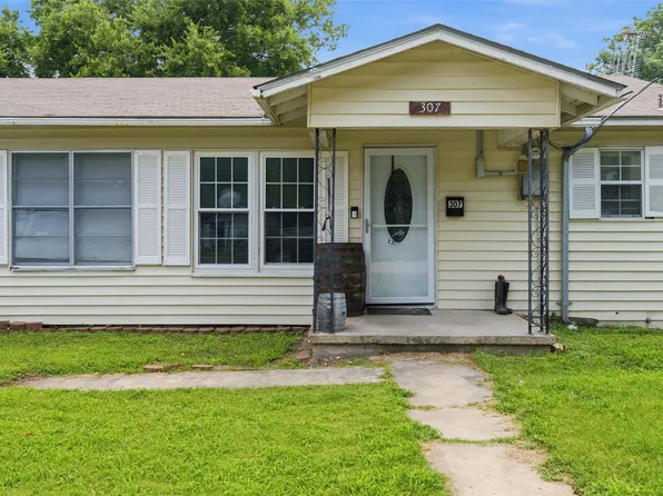 307 W Goddard St, West, TX 76691