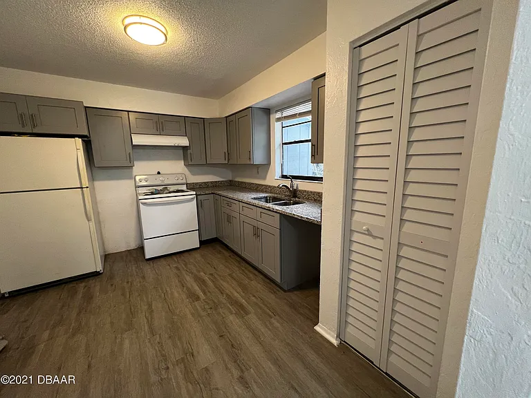 300 Hopkins Ave #B — Photo 9