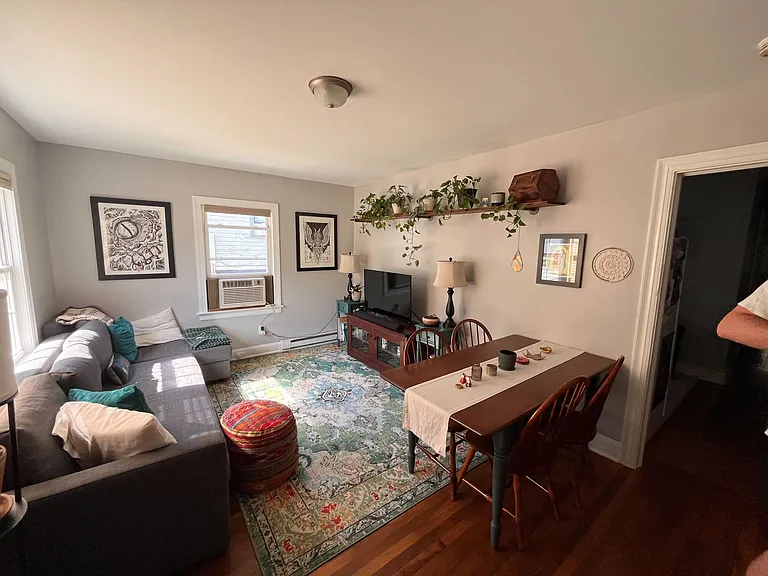 1104 Clarendon St #B — Photo 3