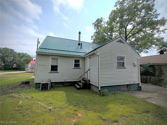 3rd image of 1049 McKinley St NE