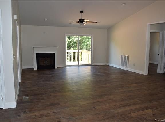 4th image of 3339 Lake Dr