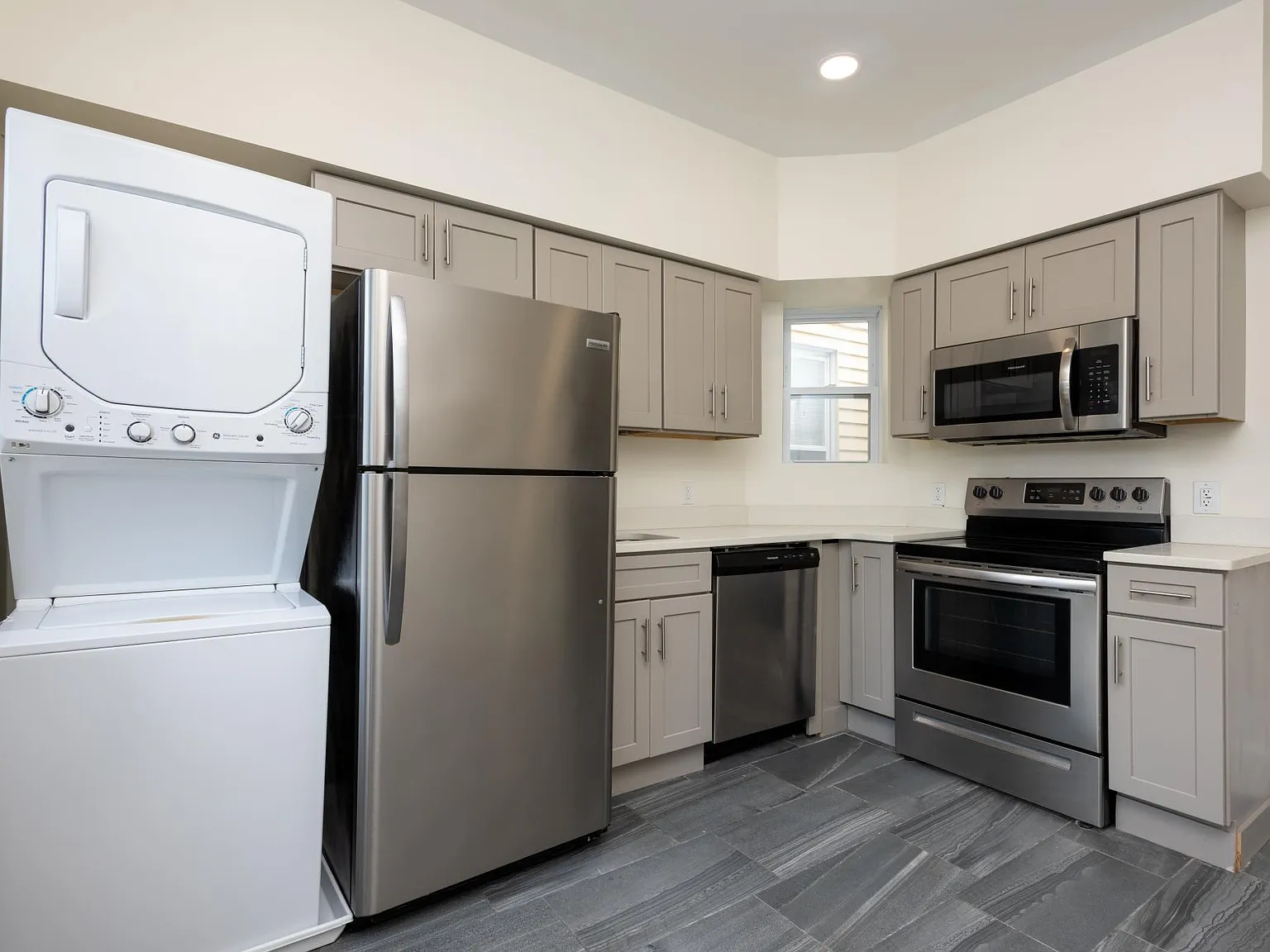 6 bed, 2982 sqft, $3,000 — Photo 2