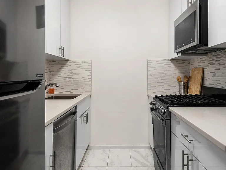 210 E 15th St #9L — Photo 4