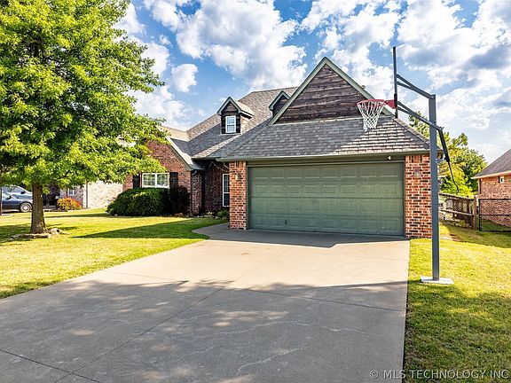 3rd image of 14929 Courtney Ln