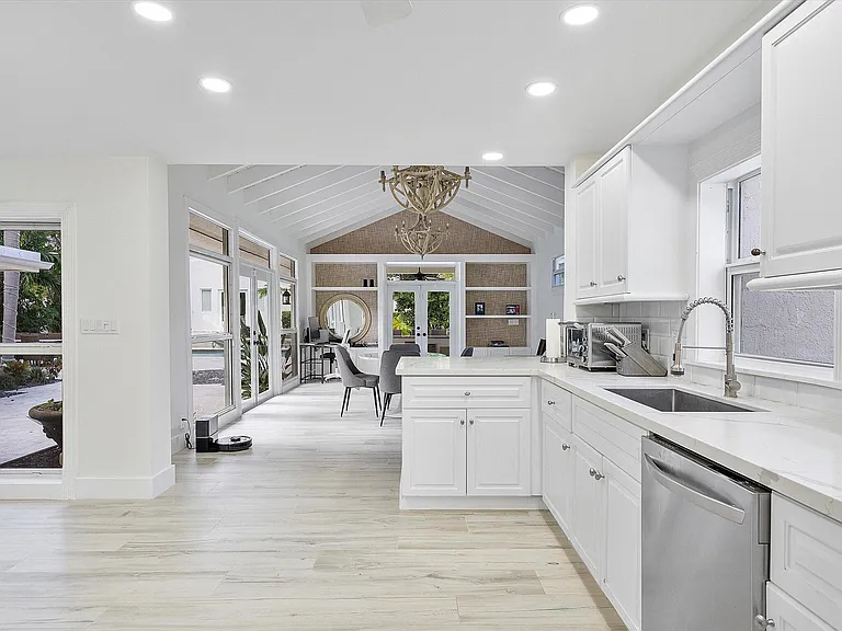 411 Poinciana Dr — Photo 13