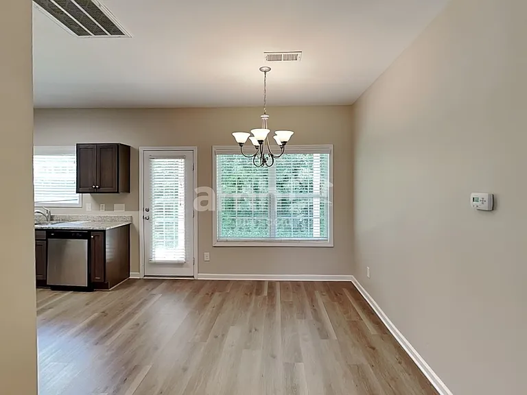 913 Beverly Ct — Photo 5