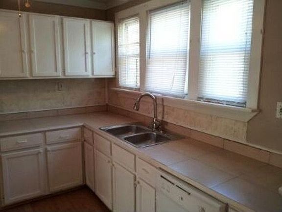 3rd image of 6107 Glenis St