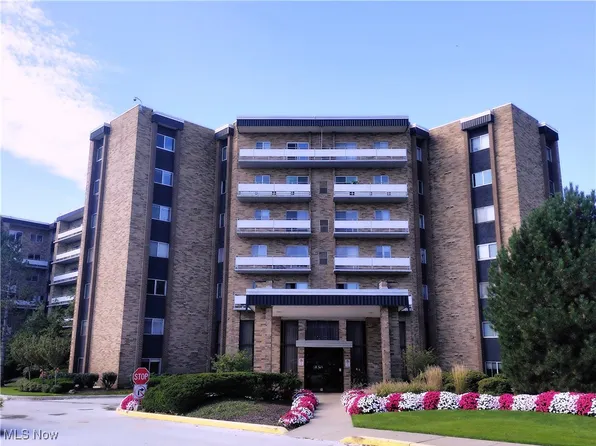 2202 Acacia Park Dr APT 2404, Lyndhurst, OH 44124