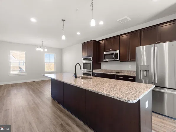 2753 Town View Cir, New Windsor, MD 21776