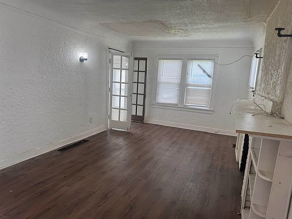 3rd image of 1402 Henry Ave