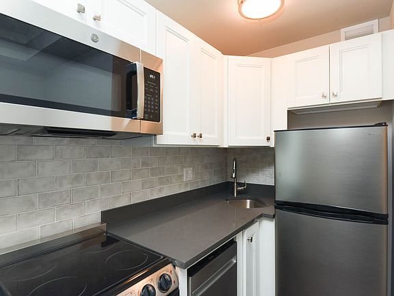 3rd image of 640 W Wrightwood Ave #410