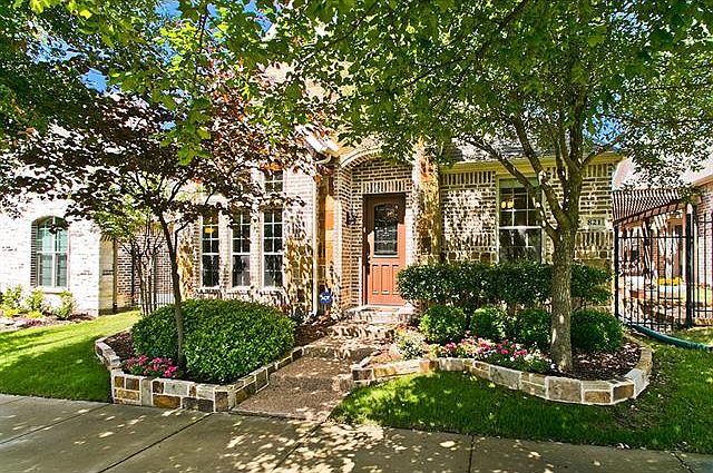 1st image of 821 Cloister Way