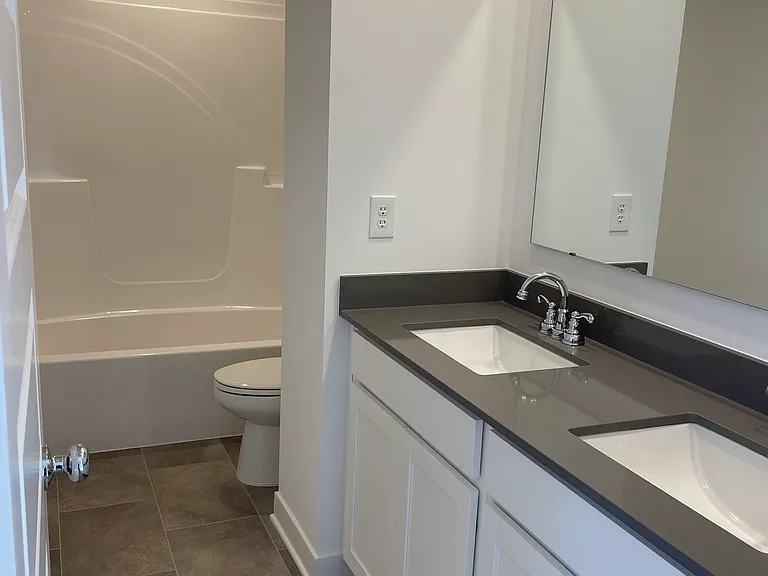 532 Lincoln Cir W — Photo 27