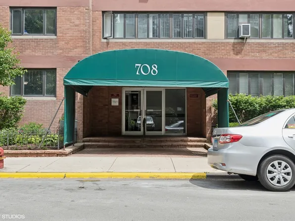 700 W Bittersweet Pl APT 111, Chicago, IL 60613