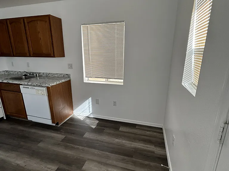 1559 Courtney Place — Photo 6