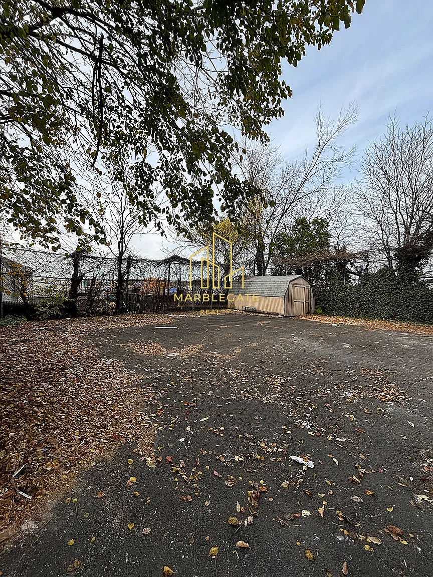 Building Photo - 9-11 Stecher St #33L