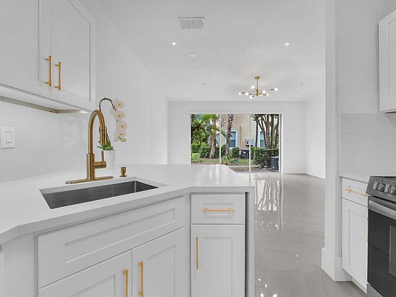 3rd image of 896 Pipers Cay Drive #143