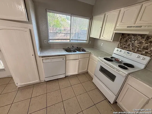 3 bed, 2.0 bath, 900 sqft, $1,050 — Photo 2