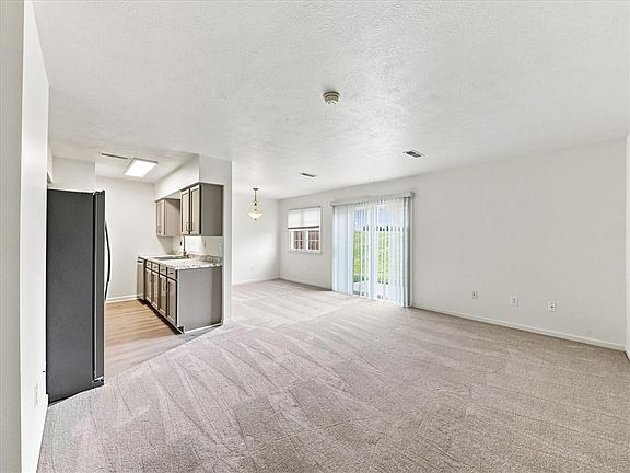 3rd image of 204 Stoneridge Blvd