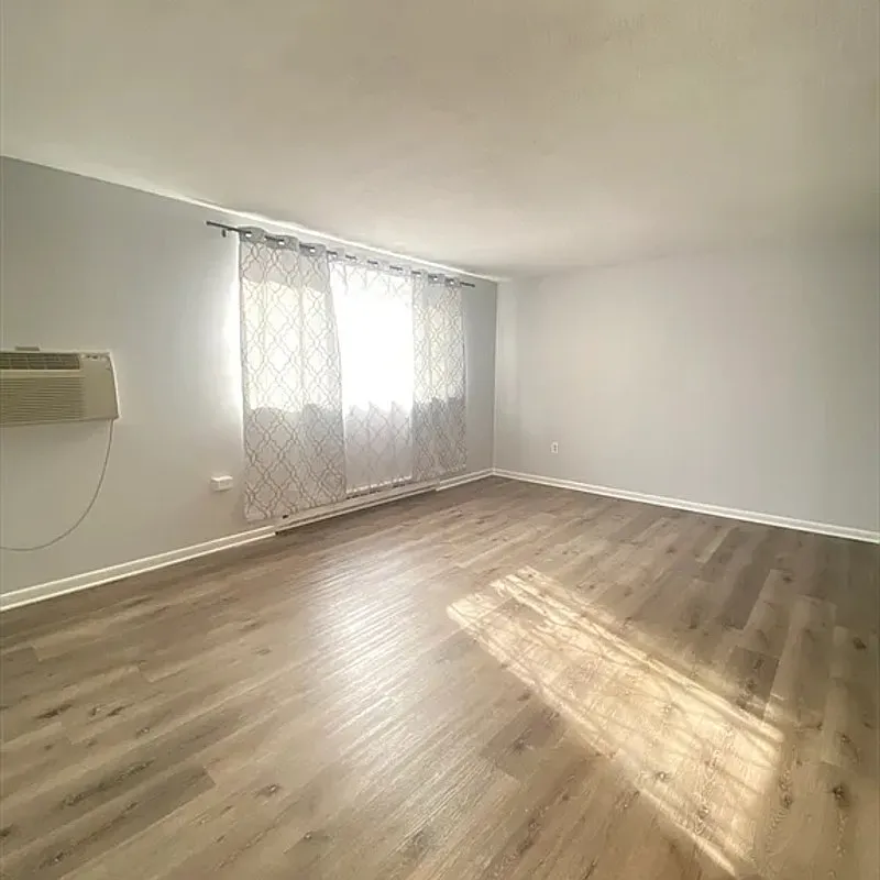 2 bed, 1.0 bath, 880 sqft, $1,880 — Photo 3