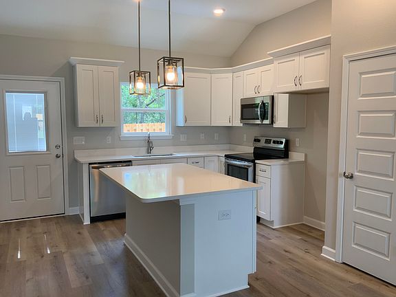 2nd image of 119 Laurel Oaks Dr