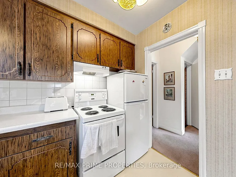 33 Irvington Cres — Photo 13
